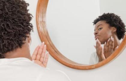 Ly hợp gợi cảm: Cách mua và đeo túi ly hợp của nhà thiết kế